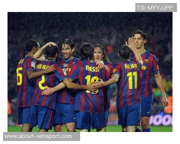 巴萨重返诺坎普进行公开训练球员教练齐聚合影留念展现团队精神